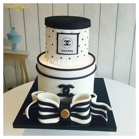 black and white chanel cakes with motif|luxury Chanel cake ideas.